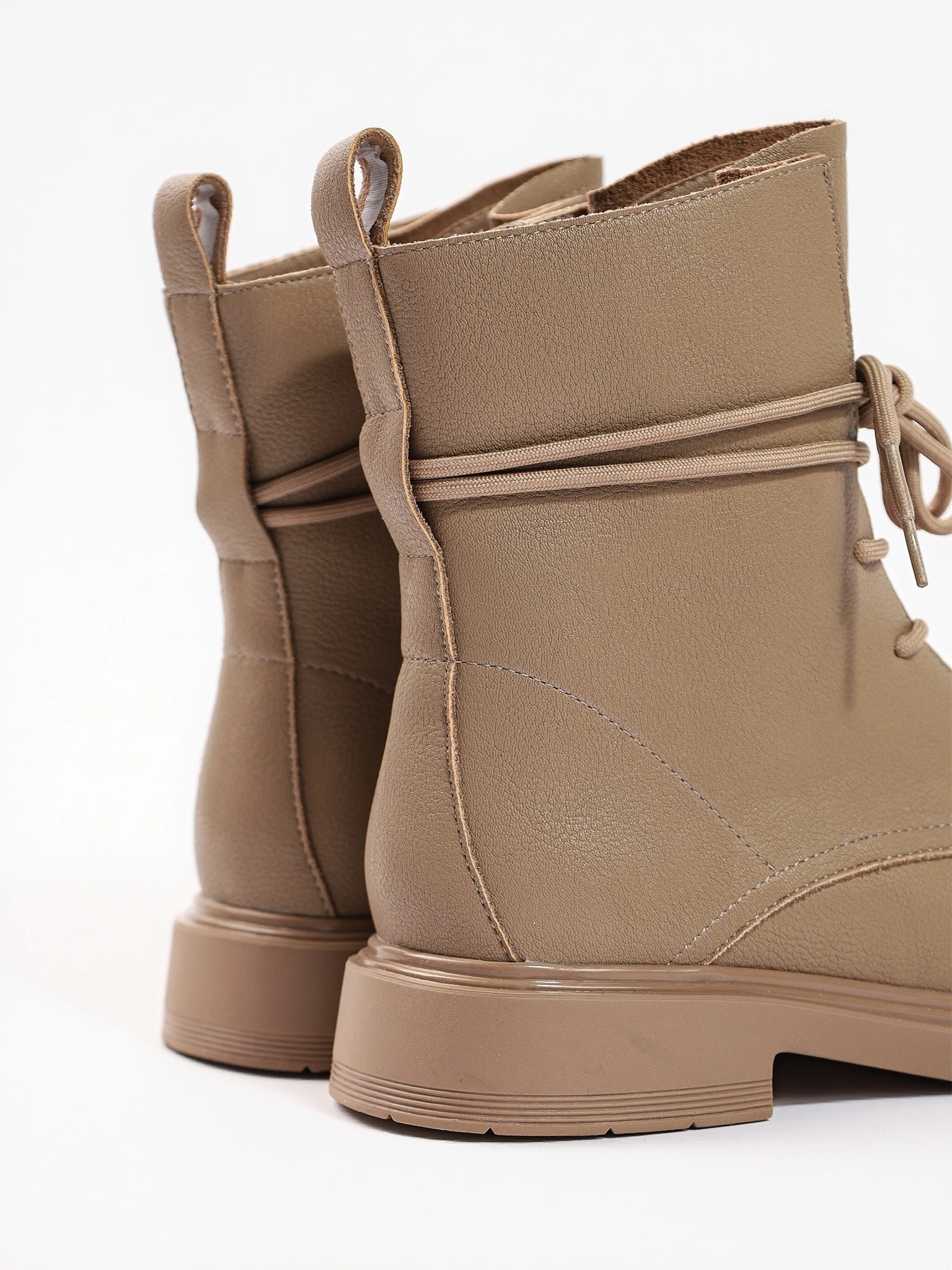 Ботинки-дерби бежевого цвета из натуральной кожи